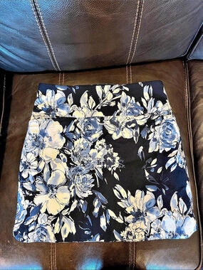 S.C. & Co. Women's Floral Tummy Control Skort. Blue & Black Medium